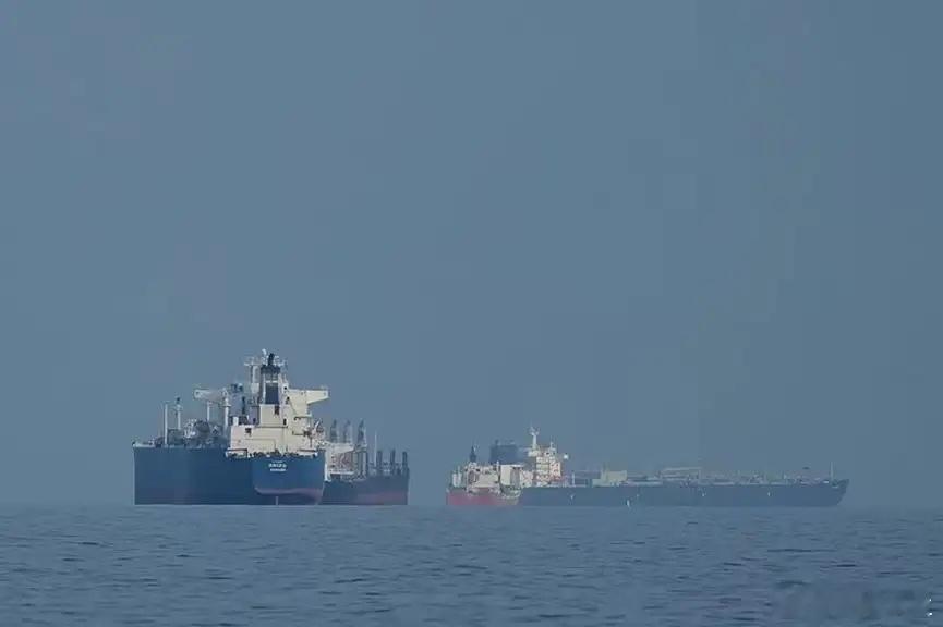 伊朗本想打开霍尔木兹海峡，让自己的油轮通过，结果美国不跟，表示将继续封锁。于是，
