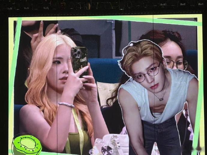 和侯明昊拍上人生四格了晚风遇星光，温柔遇热爱?侯明昊南京演唱会暖场大屏合拍人生四