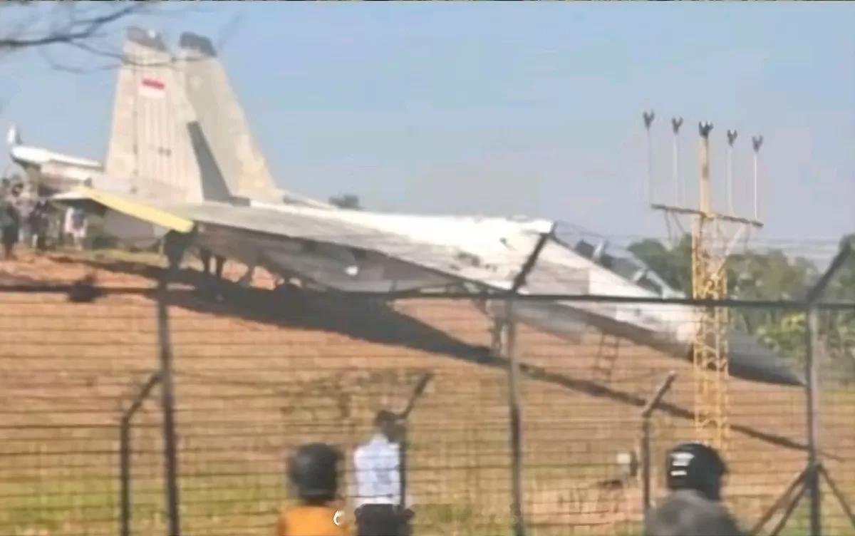 【印尼空军Su-30MK2冲出跑道末端】据印尼空军8月24日消息，当地时间当天1