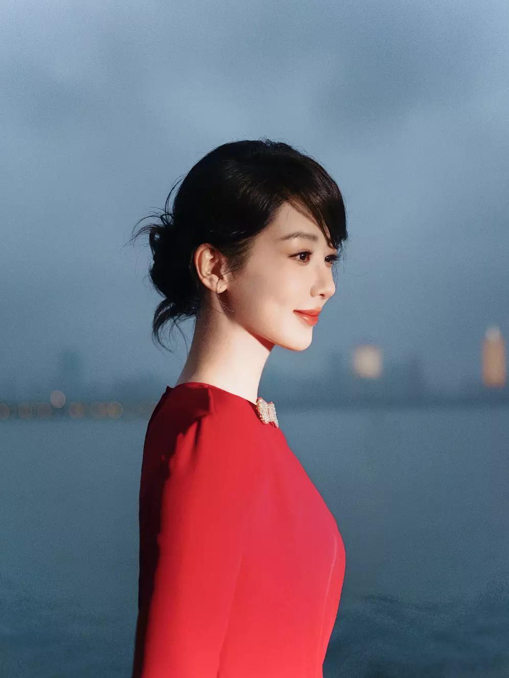 分享娱乐杨紫穿红色长裙气质优雅明媚！绽放温柔甜笑魅力十足 
