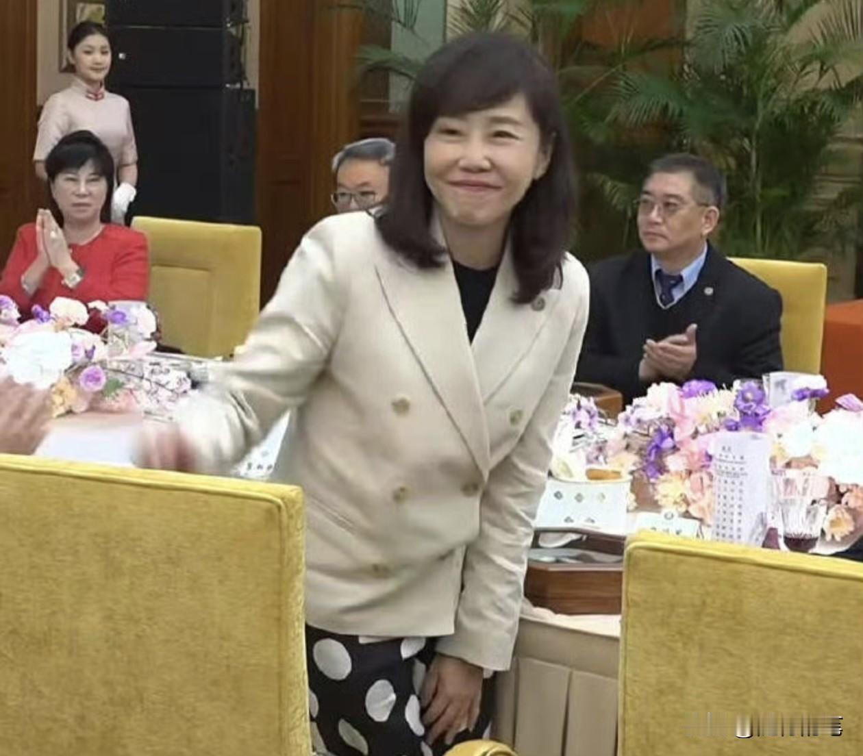 这次随郑丽文访问大陆的团队成员里面，尹乃菁也在里面，尹乃菁主要的工作更多是帮忙宣