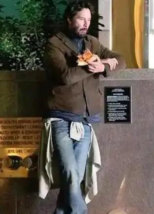 关于美国流浪汉的来源问题
美国无家可归人口在2024年创下纪录，达到77万多人，