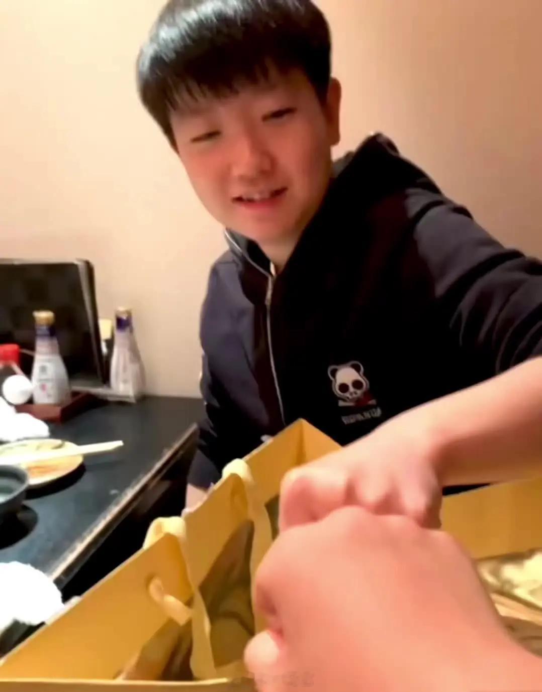 “有句话说没有在深夜痛哭过的人，不足以谈人生。杀不死我们的，终会让我们更强大。希