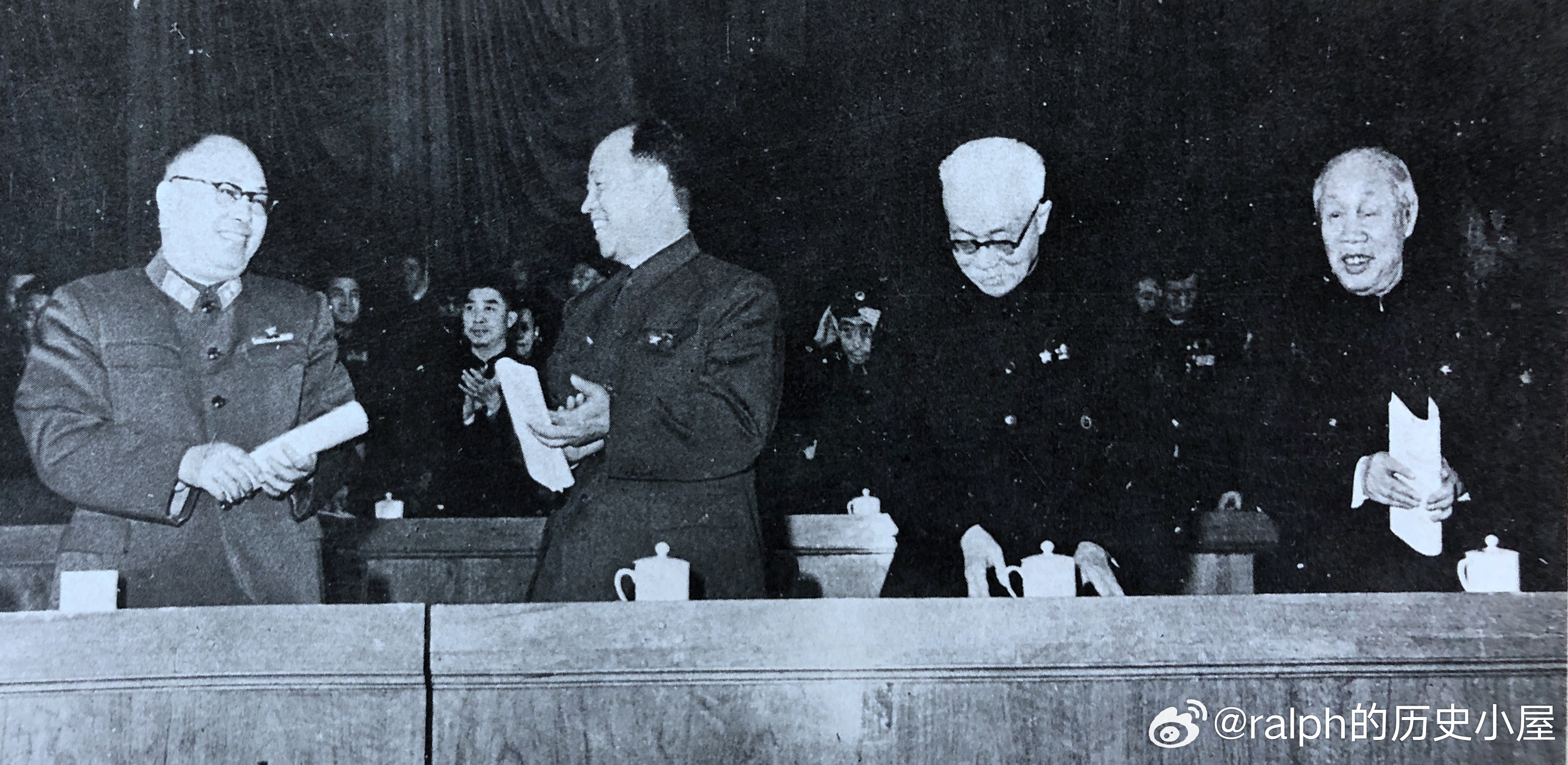 1960年5月罗荣桓、彭真、林伯渠和董必武在全国民兵代表大会主席台上历史影像 ​