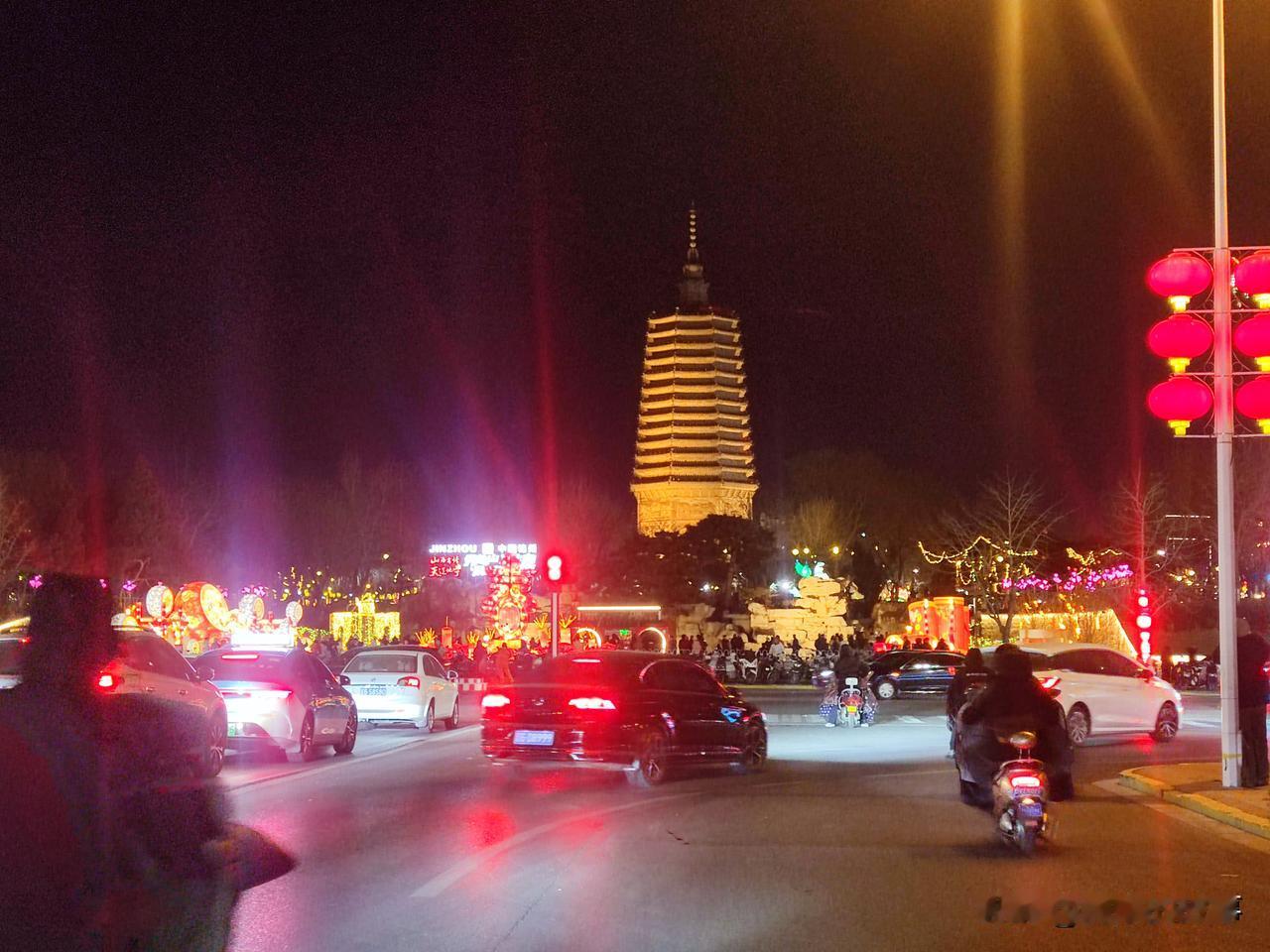 昨天北方小年夜，晚上没事，流窜到了古塔公园和古塔大润发，我这个一米八的壮汉差点没