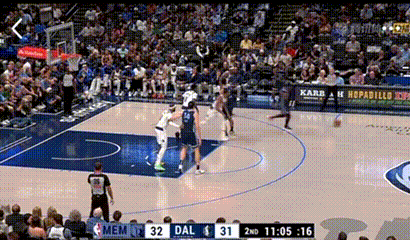 灰熊队新宠！NBA季前赛，万众期待的周志豪担任先发，半场得到2分、6篮板、1次盖