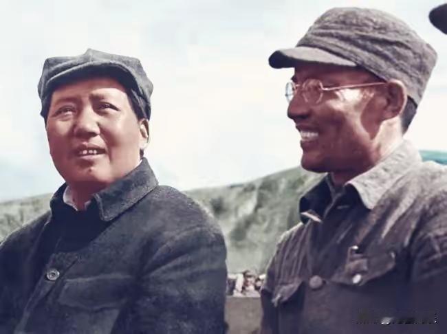 伟人神采奕奕的跟军官分享胜利的喜悦。
不知道这位戴眼镜的军官是谁，
满脸开心幸福