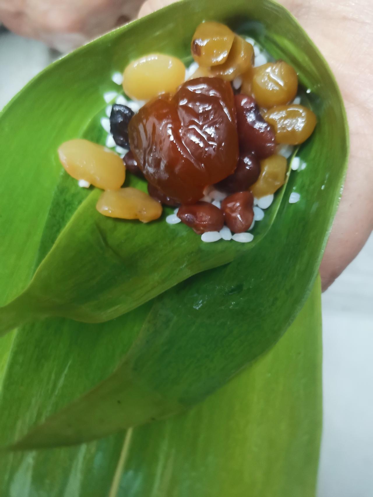 端午将至，粽叶飘香！
   端午节马上就要到了，超市里粽子已经上架，什么馅儿的都