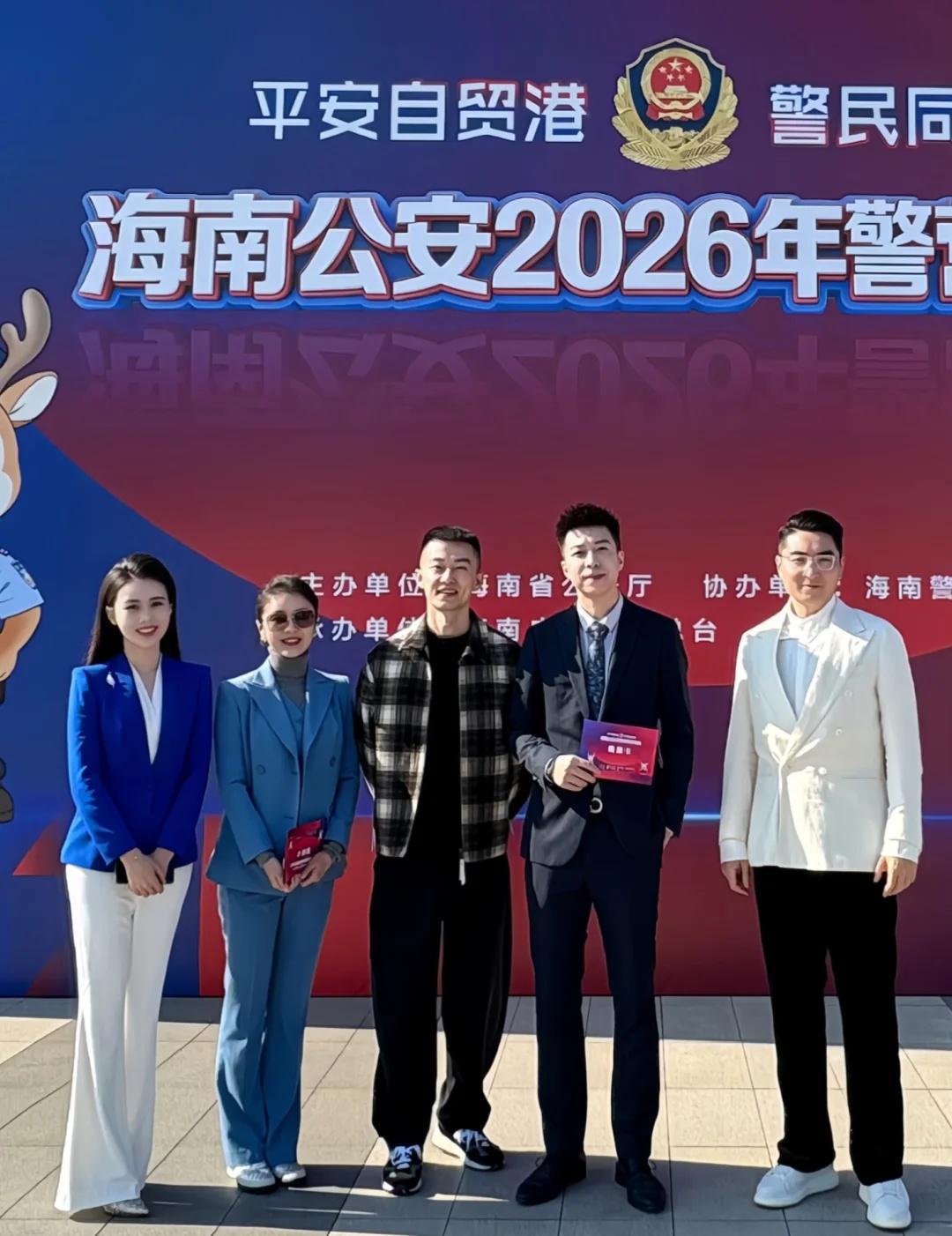 和同事们的工作照背后是满满的安全感💙
今天的海南警营开放日太燃了🔥
第一次这