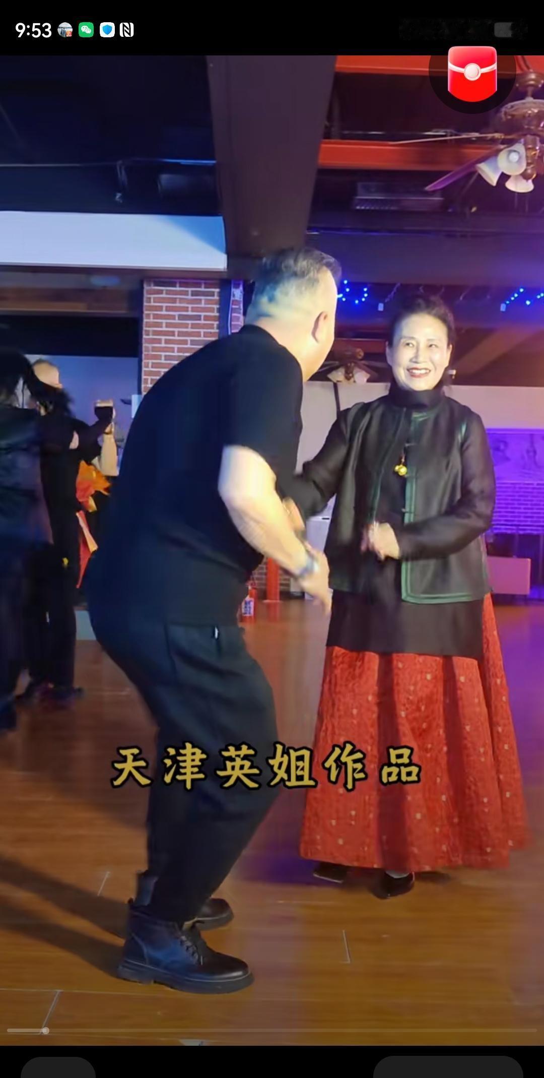 每天换一套高档衣服、扭腰跳舞，黄姐就这么火了。
可你要是只盯着热闹看，就完全错过