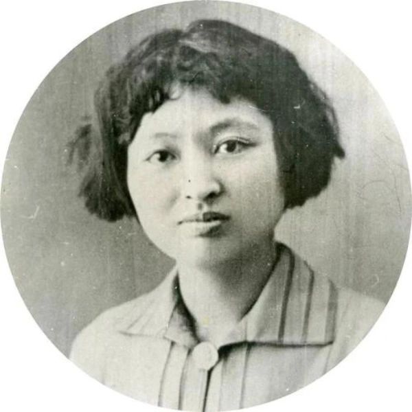 陈学昭同学中不乏有钱人家的女儿，如一个京剧名角的两个妹妹，大资本家虞洽卿的女儿等...
