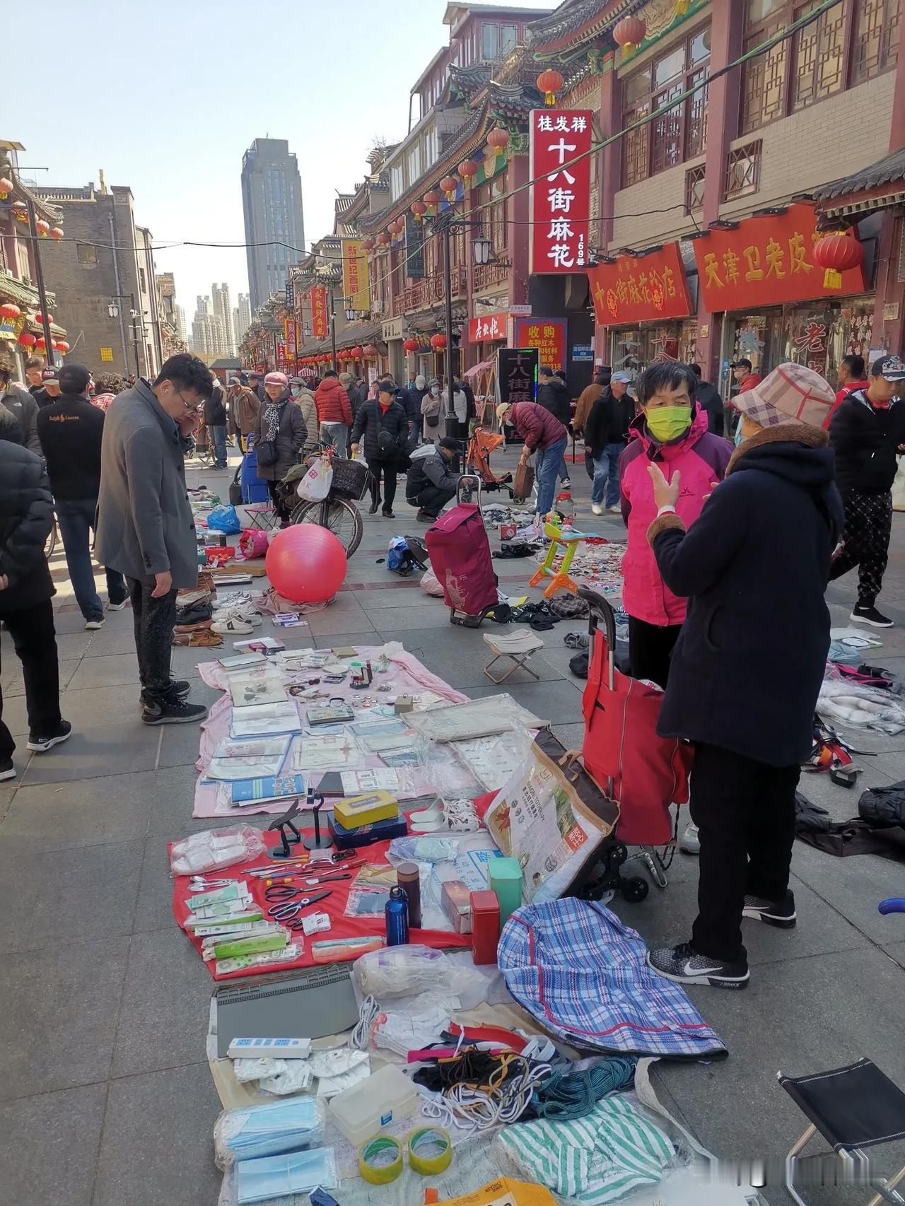 每周四的天津市南开区鼓楼古玩图书市场越来人越多了。
        今天路过天津