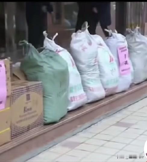 走个面儿基金会大夏天捐赠棉被！
大雨天天太冷了，韩大善人送棉被太及时了，没想到库