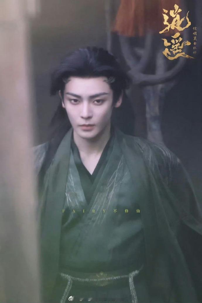 #侯明昊古装颜#侯明昊的古装颜让人陶醉，仿佛他就是那个时代的人物，毫无违和感。 