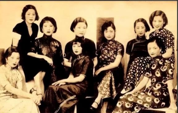 1926年一天晚上，张宗昌抱着脱光衣服的美人陈佩瑜，粗暴的把她扔到烧得滚烫的炕上