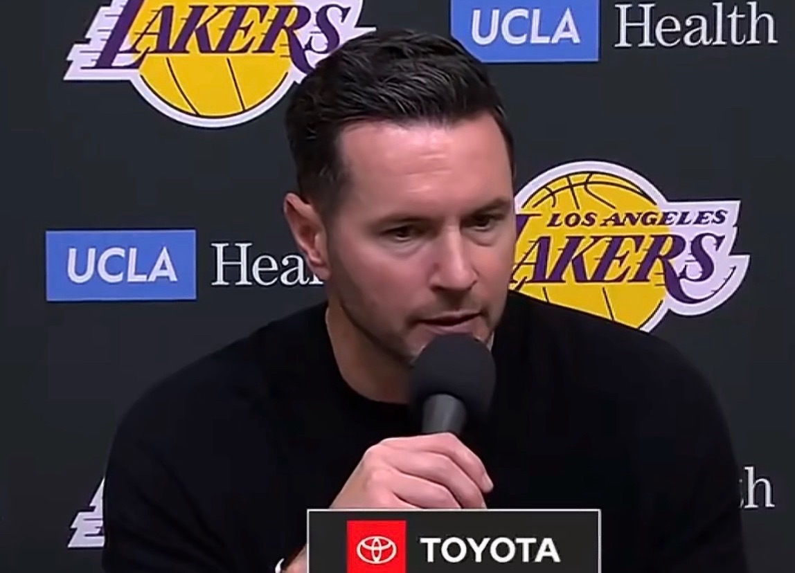 雷迪克：“失误、快攻得分、内线得分……今晚这些彻底击垮了我们。我们在第三节到第四