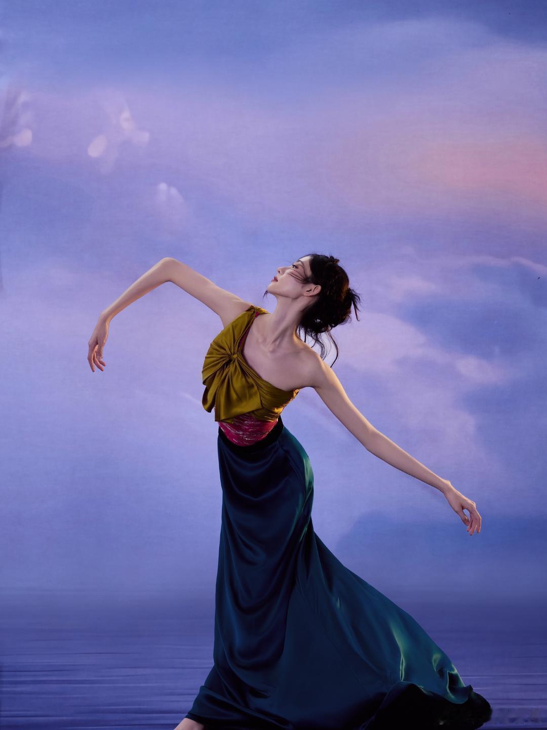 张艺凡ELLE红毯变身“行走的调色盘”！红黄蓝三原色被她穿得高级又灵动，薄纱轻舞