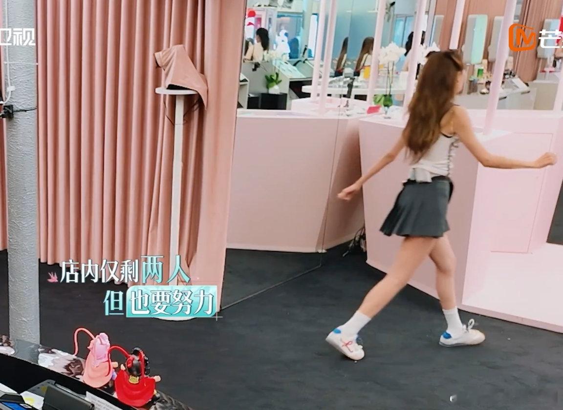张予曦[超话]张予曦一个人可以撑起一个店真不是夸张！伙伴们外出，她跟阿诺守店，卖