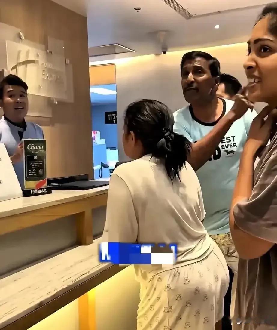 几个印度游客在上海一家酒店前台上演了一出“种姓优越秀”：入住手续办妥，房卡都捏在