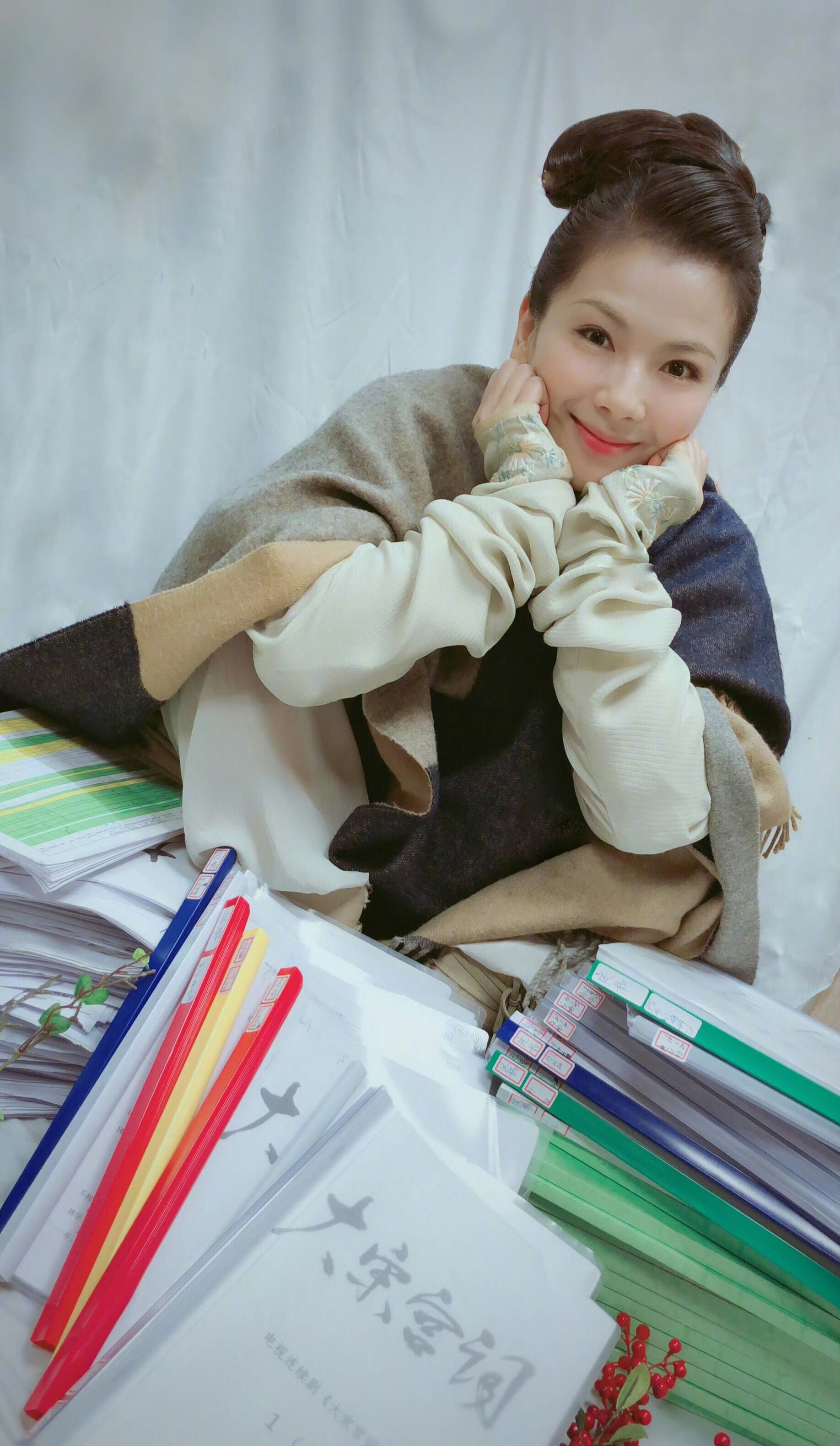 好喜欢这种刘涛跟一大堆剧本的合照啊