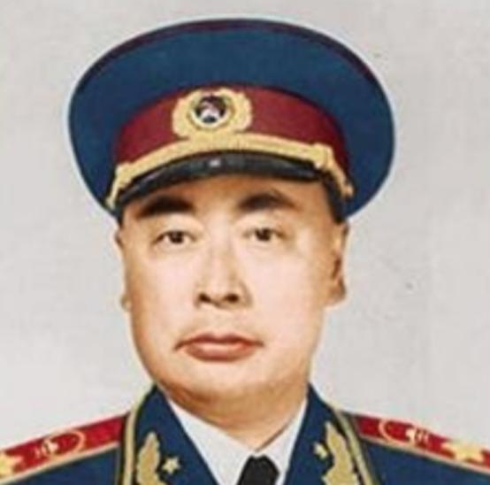 1937年，陈毅被叛徒诱骗下山，途中他觉得口渴，于是拐到一农户家里喝水，却因为农