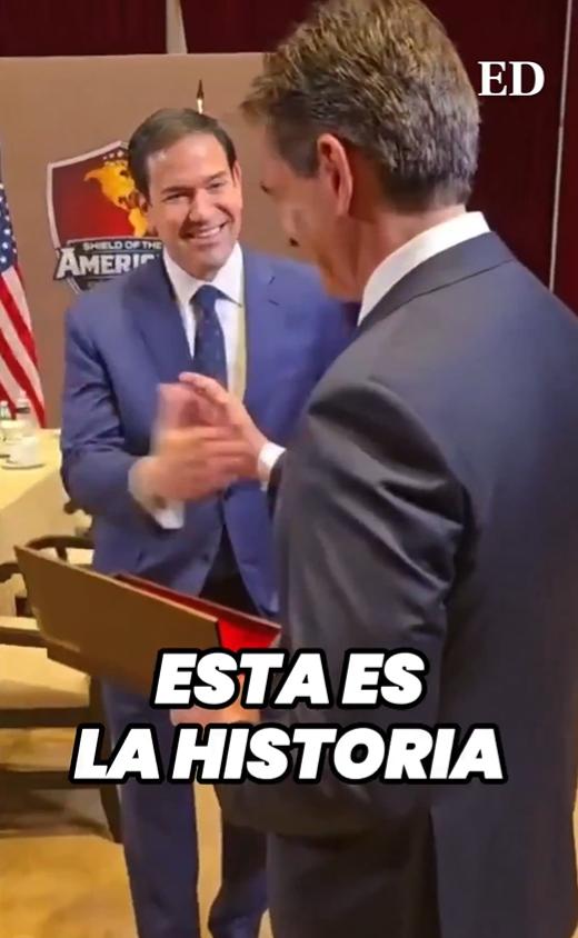 1990年，白宫。 时任玻利维亚总统帕斯，送给老布什总统一枚家族金十字架。 老布