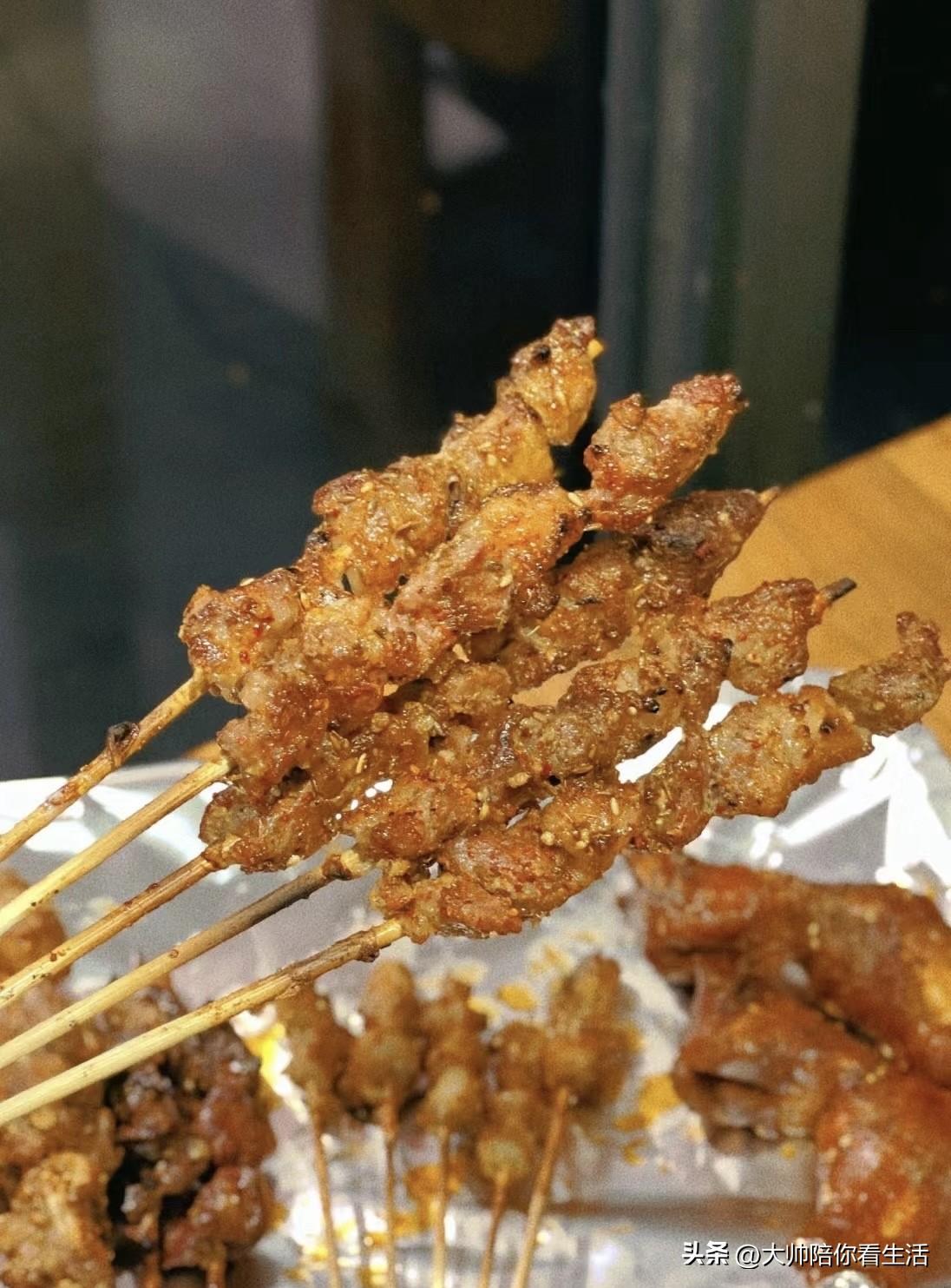 偶尔也会有这样的时刻，但慢慢明白：
每个人都有自己的节奏和闪光点，
不必拿自己的