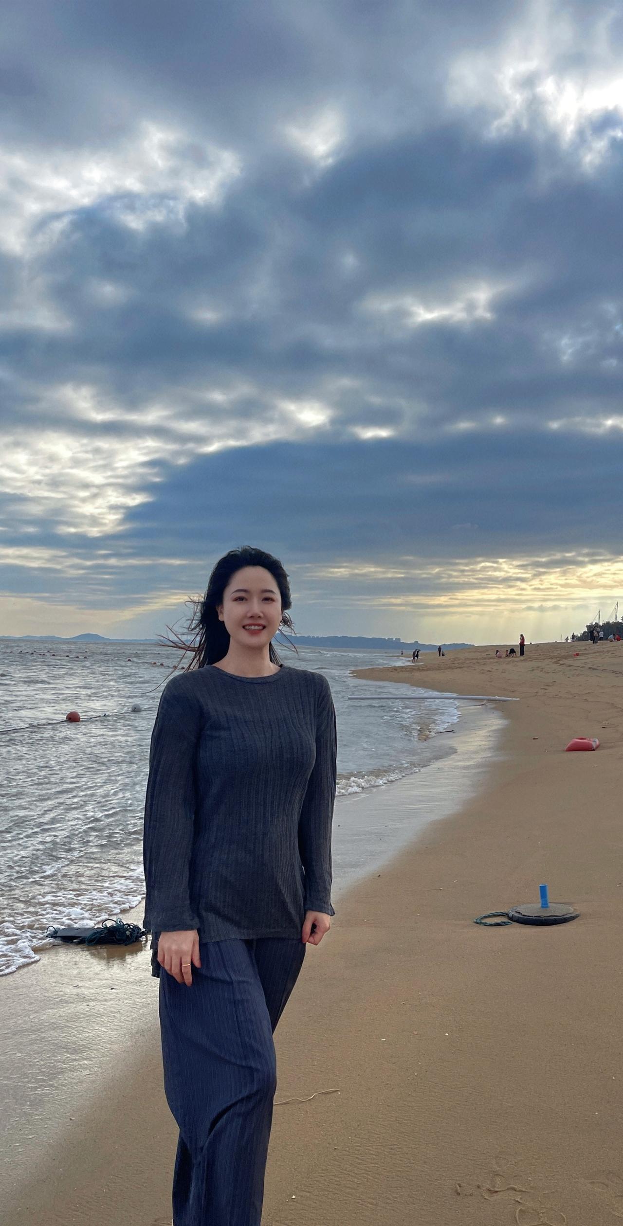 我曾在空荡中渴望填满——房子、车子、金镯子，它们是目标，是答案。后来我拥有了，却