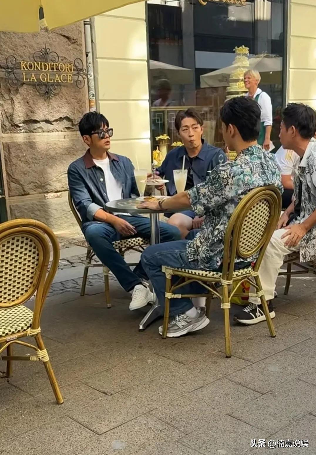 周杰伦和好友，一起在丹麦哥本哈根一间蛋糕店前喝下午茶，生图的周杰伦好瘦啊，这是完