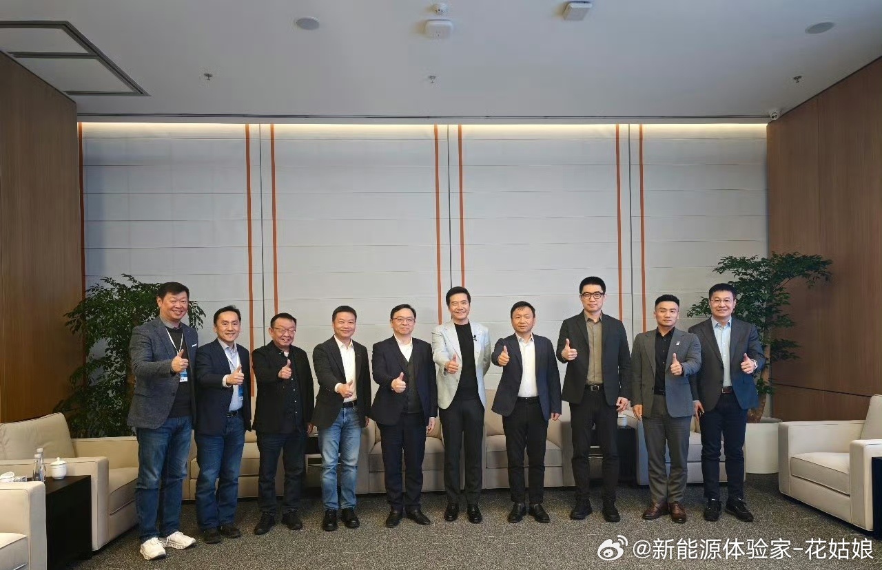 新一代小米su7发布会，王传福现身，信号太明显了雷军和比亚迪的绑定，早就超越了普