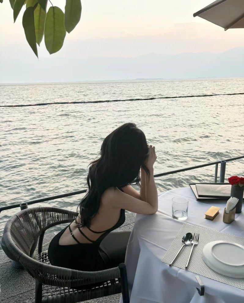 如果不是小时候缺爱 怎会遇到一个稍微对你好一点的人就想跟他过一生 原来小时候的伤