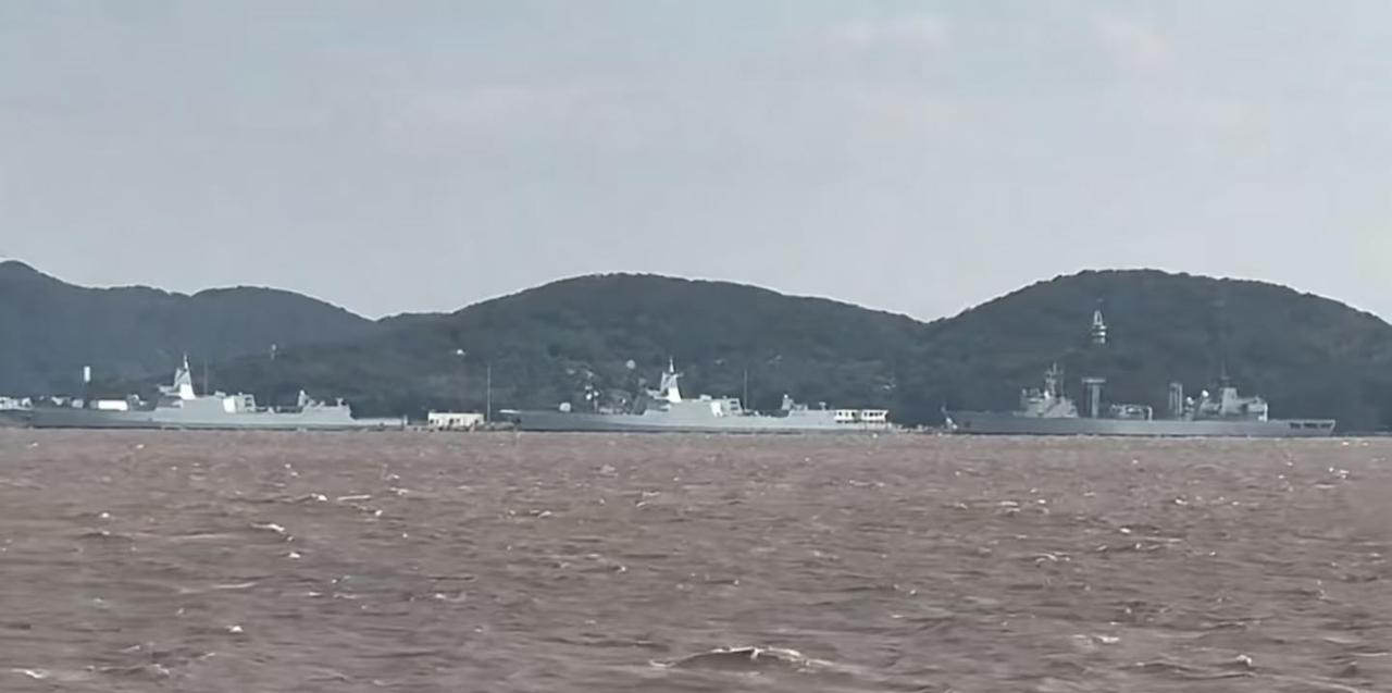 两艘055抵达东海舰队某港
终于有055了