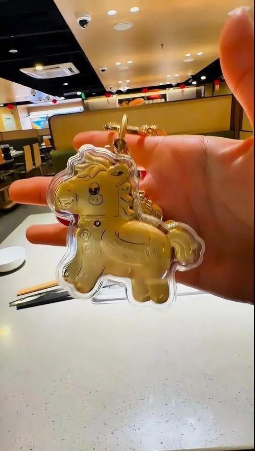 据极目新闻1月11日报道，近日多位网友发布视频，分享就餐后从海底捞门店免费领取“