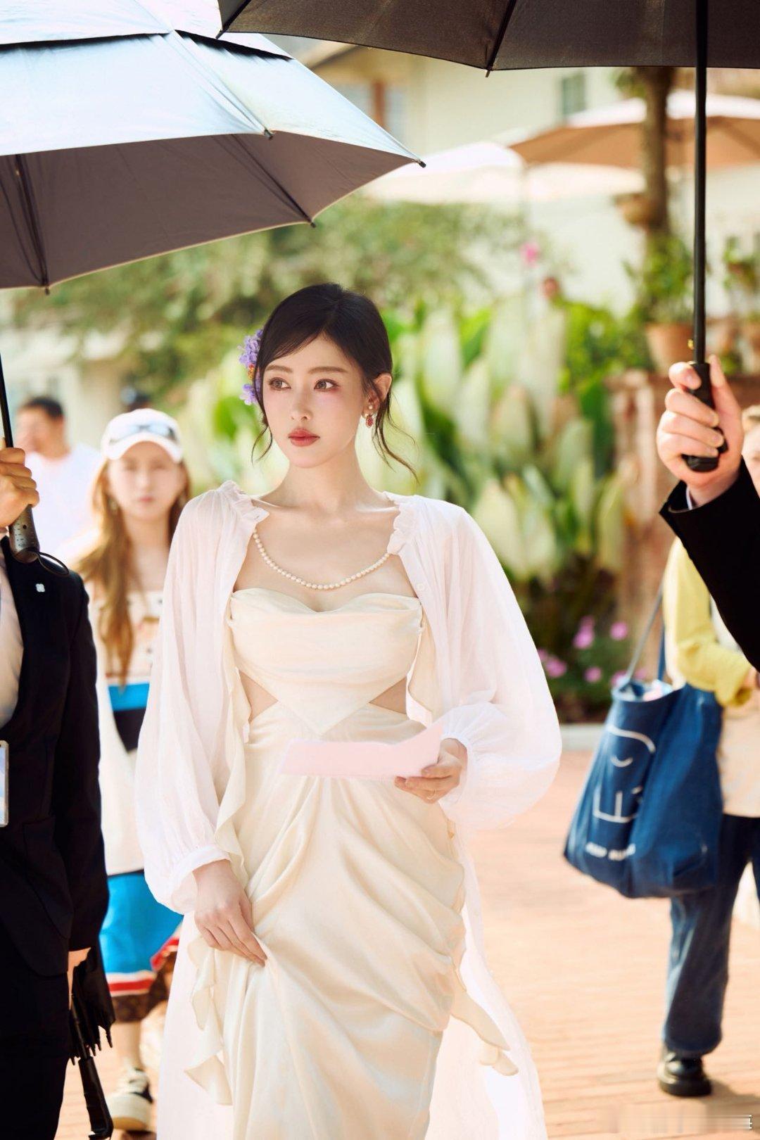 张天爱最近的状态真的绝了，每一套造型都美到犯规，可甜可飒，百变风格轻松拿捏。 