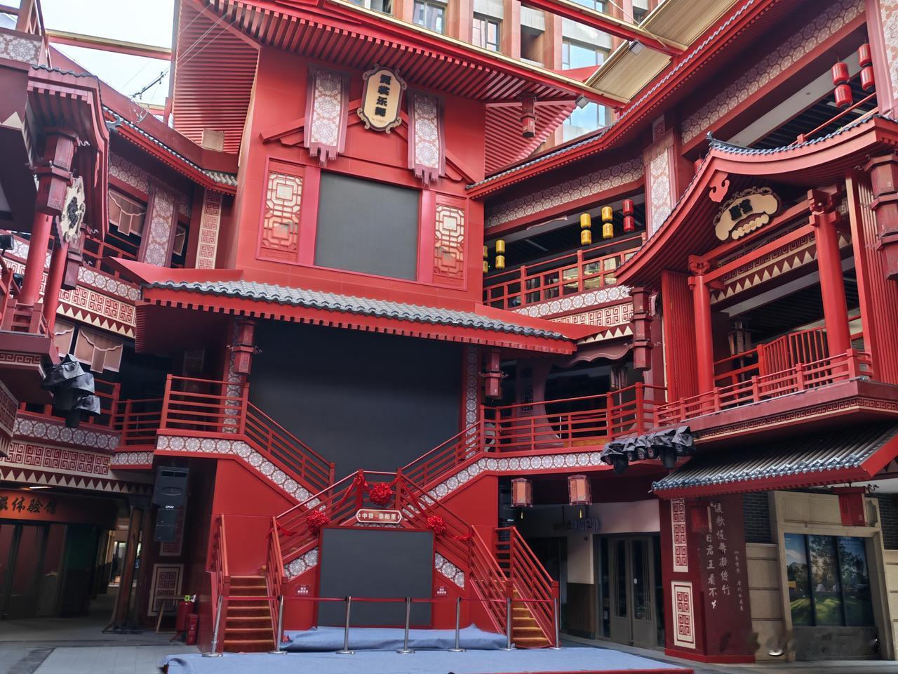 红墙映古韵，一脚踏入千年繁华
 
这抹浓烈的中国红，瞬间把人拉回千年前的盛世烟火