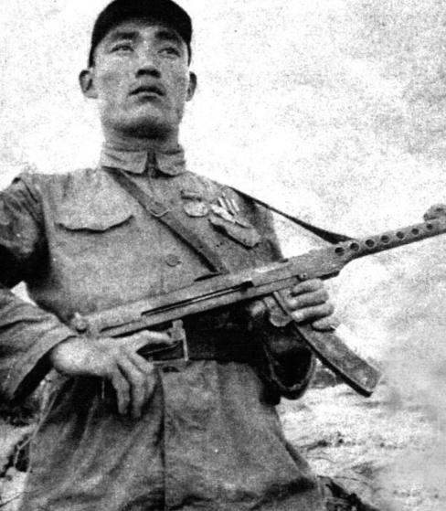 1952年朝鲜战场，志愿军排雷英雄姚显儒深夜潜入美军阵地，悄悄挖出一袋地雷，满心