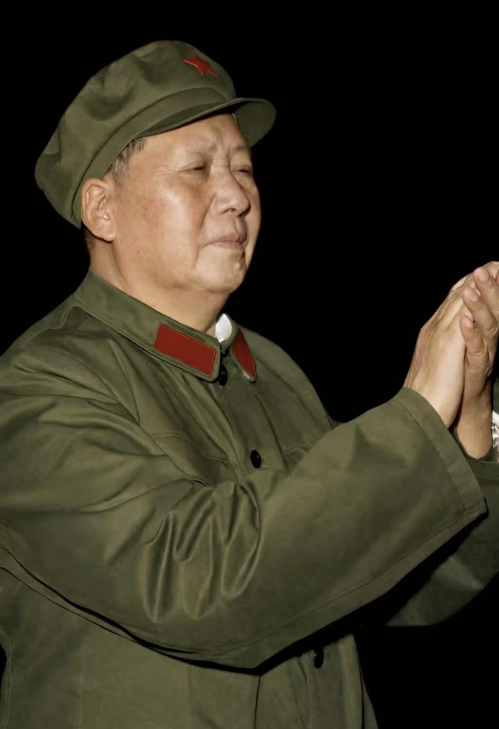 这张毛主席晚年军装彩照，堪称传世经典。戎装笔挺，身姿伟岸，红星闪耀，尽显领袖雄姿
