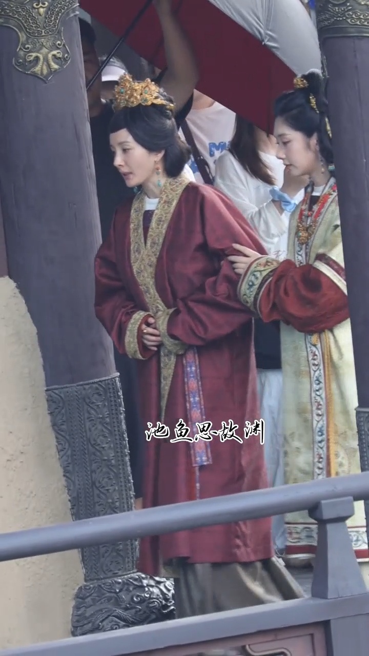 杨幂和王影璐的新鲜同框路透！戏内幂姐拍着影璐的手臂安慰，戏外两个人也聊得很开心好