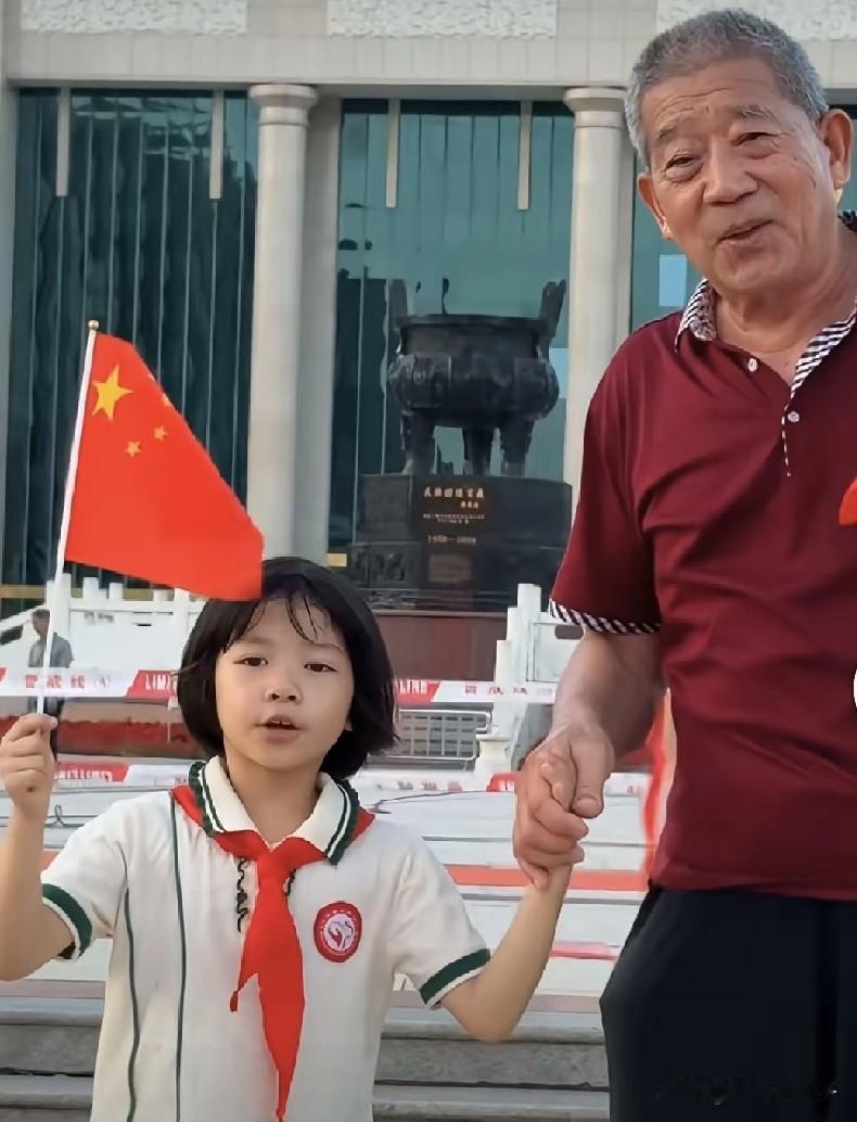 老黄又带着小天赐出镜，身出北京欢度国庆，天赐却很疲惫，7岁孩子过度曝光，在学校都