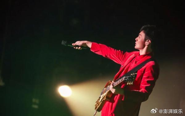 李荣浩 爱你老己李荣浩翻唱《爱你》自带烟火气，沙哑嗓音混搭甜妹金曲，没有花哨编曲