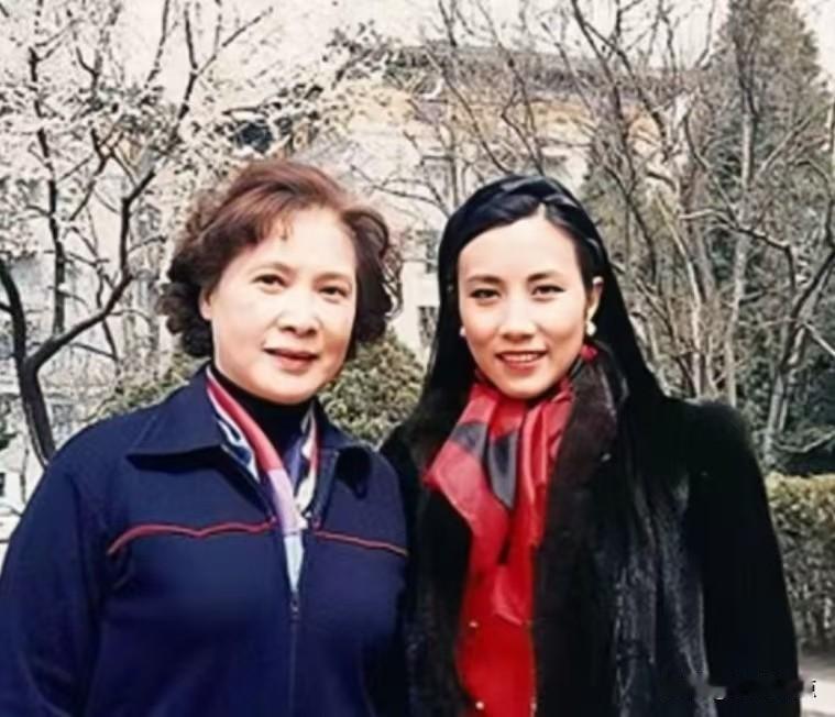 《海外赤子》遇上《万水千山总是情》

左边秦怡，是受人敬仰的艺坛常青树，更是“新