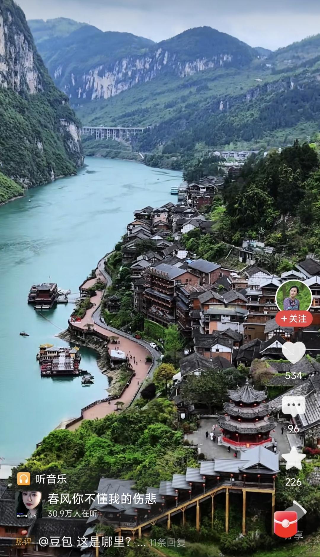 重庆的这个古镇，我真的要隆重推荐一下。刚才刷到重庆龚滩古镇的视频，我真的很喜欢这