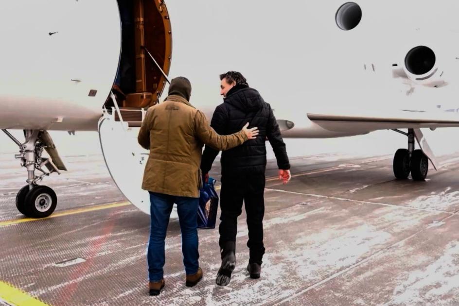 俄法空中换囚！篮球运动员换间谍学者，普京特赦破解跨境僵局
 
俄法完成高调跨境换