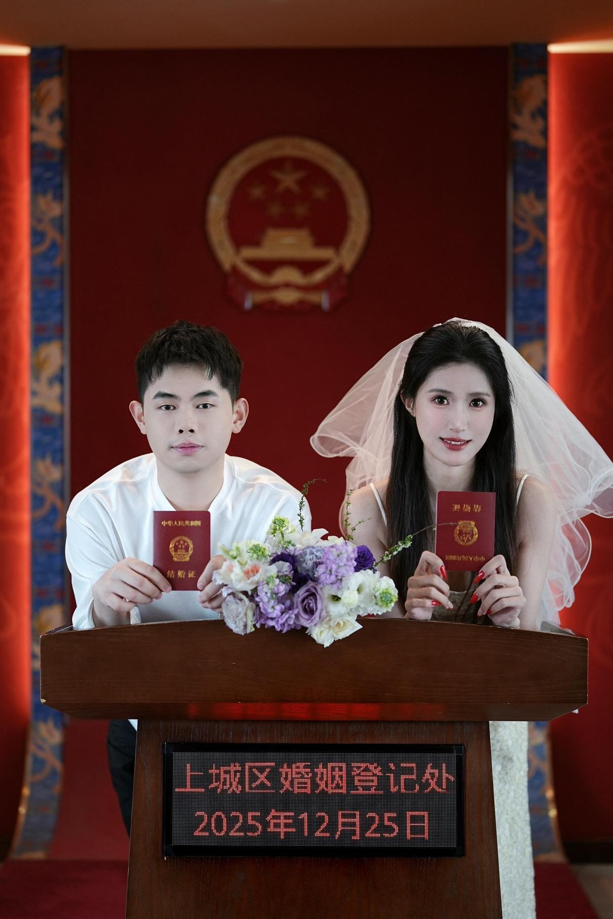 喜结良缘！祝愿袁思俊：百尺竿头、更进一步。
今天，袁思俊的个人社交媒体晒出与女结