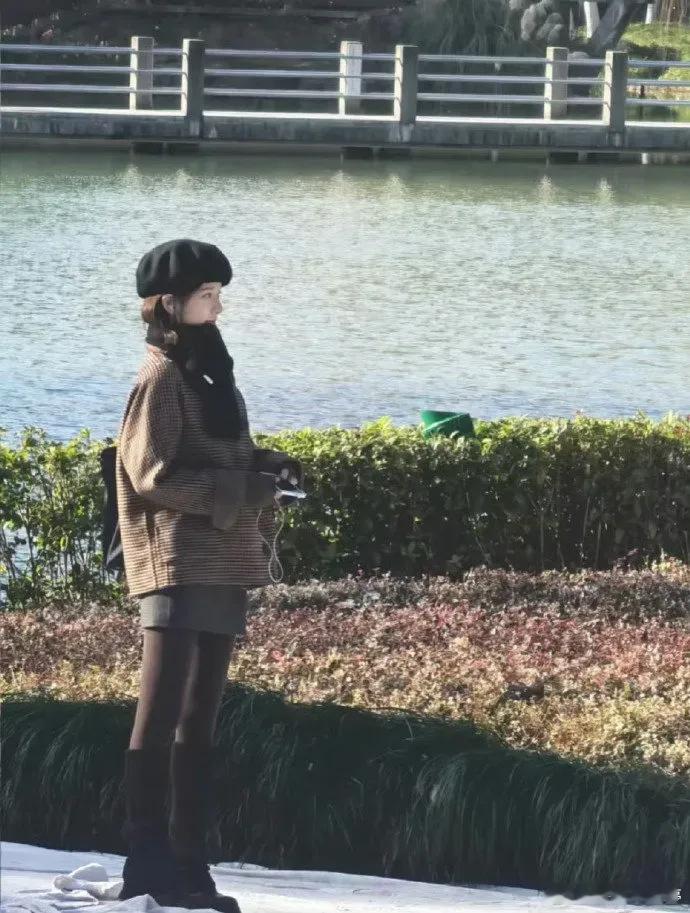赵露思短发贝雷帽造型 偶遇赵露思拍戏，她今天的造型好适合她，贝雷帽格呢子大姨配上