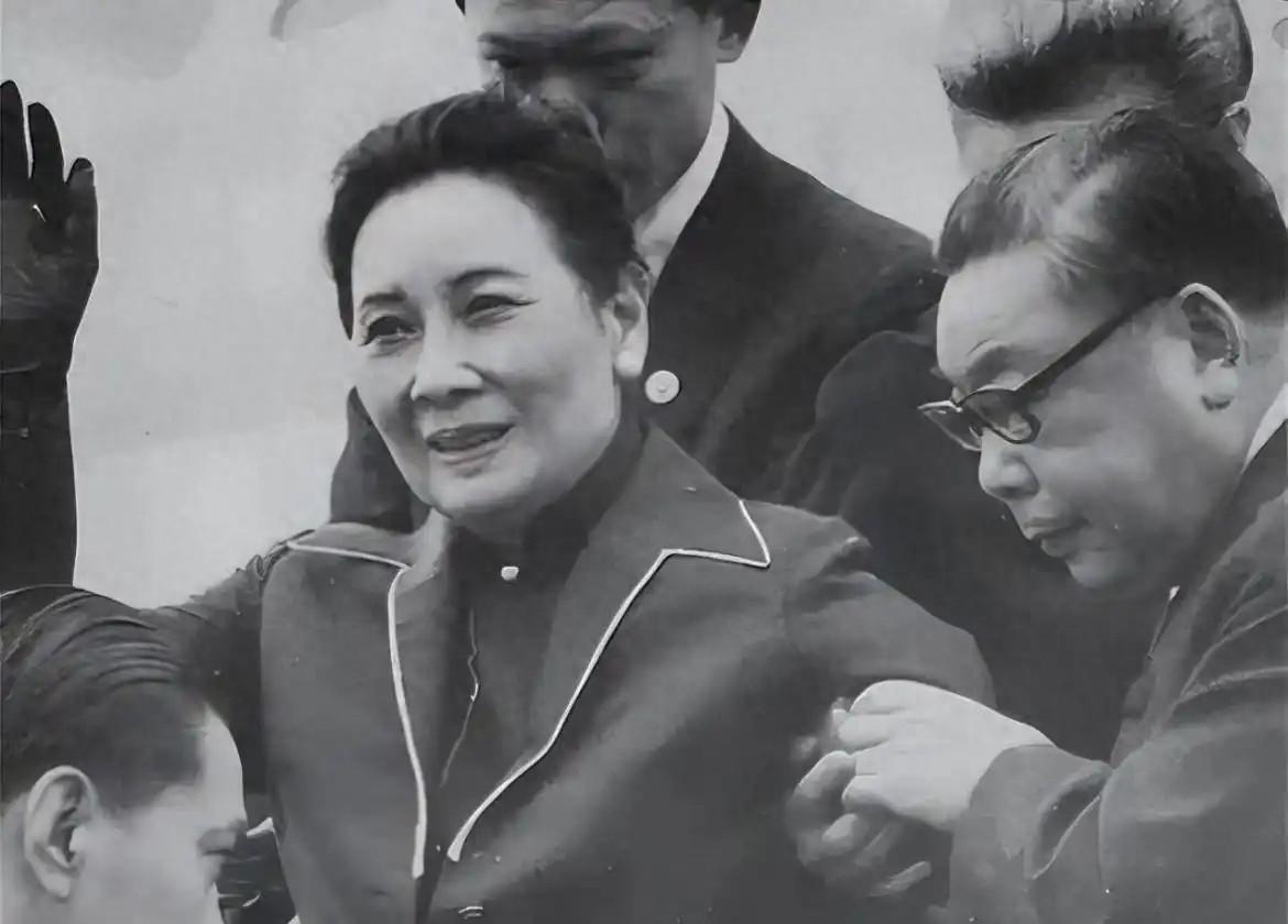 牛恩德70年代回国探亲时拜访宋庆龄，宋庆龄亲切询问：“我的三妹近况如何啊？”
1
