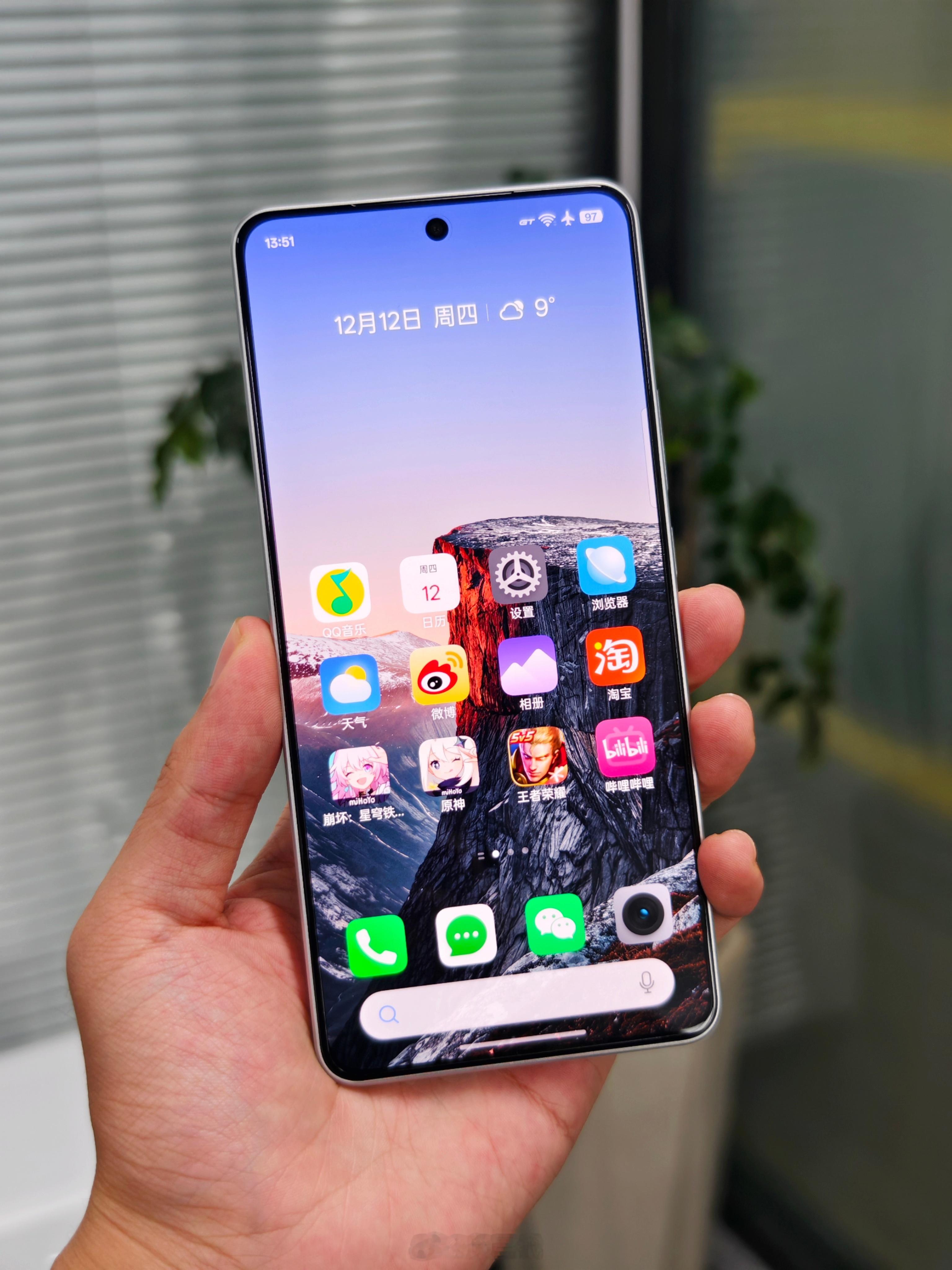 真我Neo7不止性能强，日常使用也有不输旗舰的流畅度和动画表现。桌面滑动、应用打