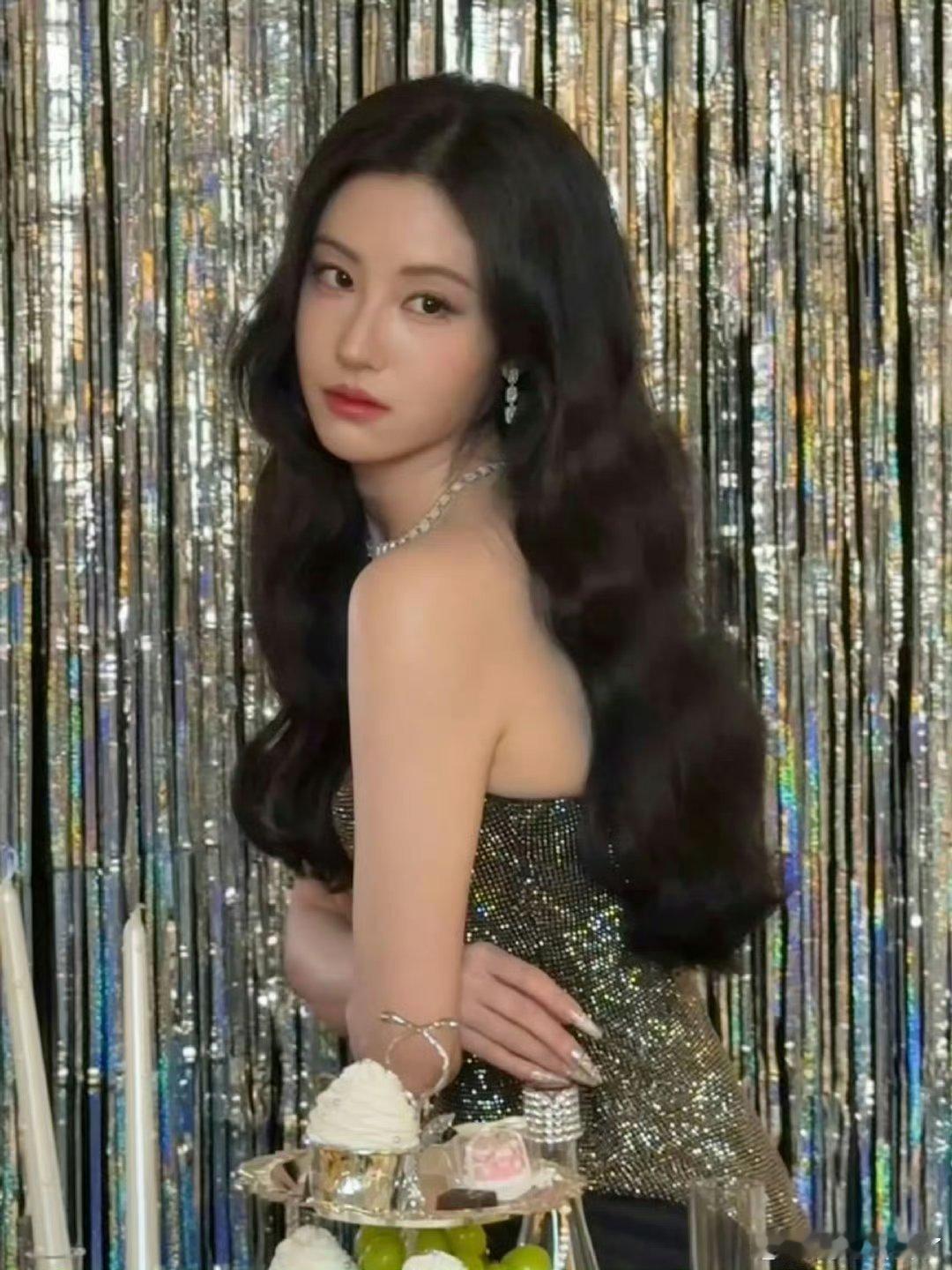 毛晓慧回眸被礼花贴脸开大礼花贴脸也能稳住气场，毛晓慧在《哑舍》追剧团的回眸名场面