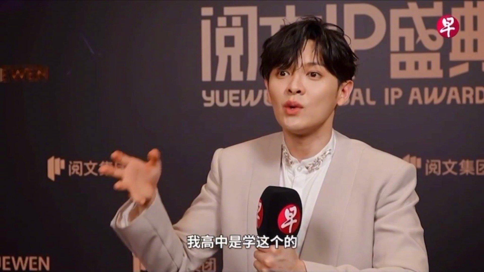 尤长靖你记住在做采访啊尤长靖怕是把采访现场当成美食分享会了！说起包着榴莲的煎饼，