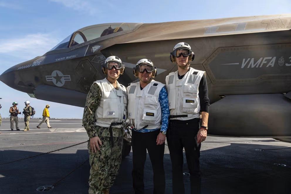 特朗普特使登上林肯号航母，向伊朗发出军事信号！
当地时间2月7日，特朗普的特使维